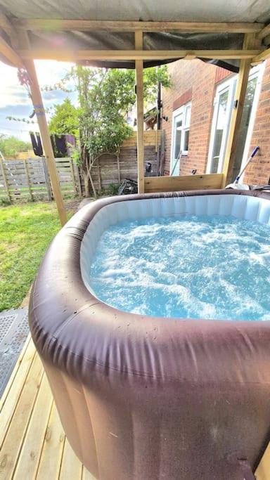 Pool, Drinks And A Hot Tub! Holiday home