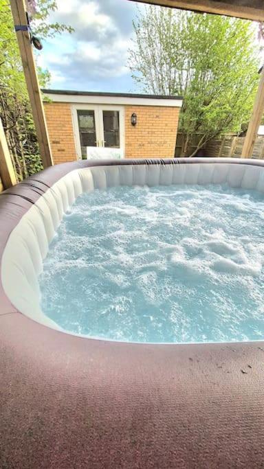 Pool, Drinks And A Hot Tub! Holiday home