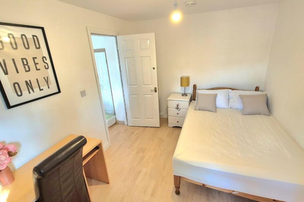 Pool, Drinks And A Hot Tub! Holiday home Northampton
