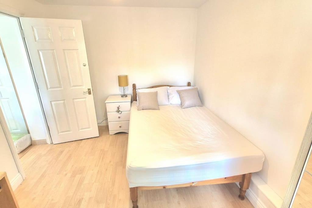Pool, Drinks And A Hot Tub! Holiday home Northampton