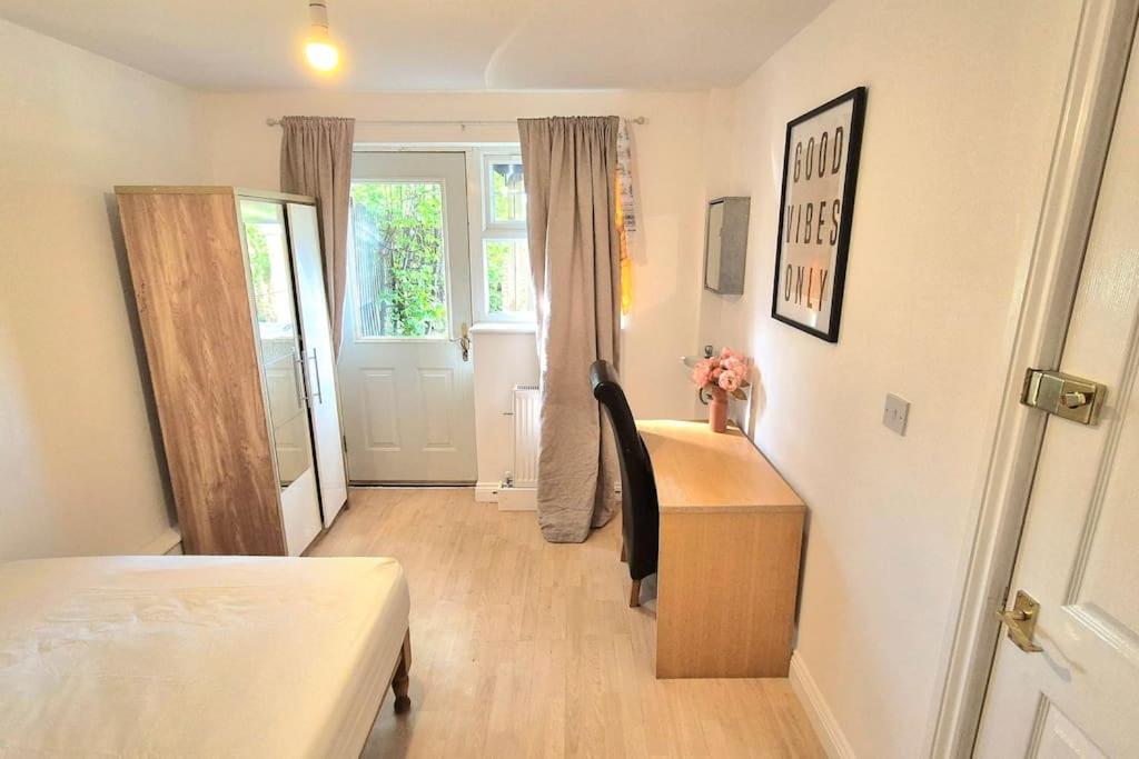 Pool, Drinks And A Hot Tub! Holiday home *