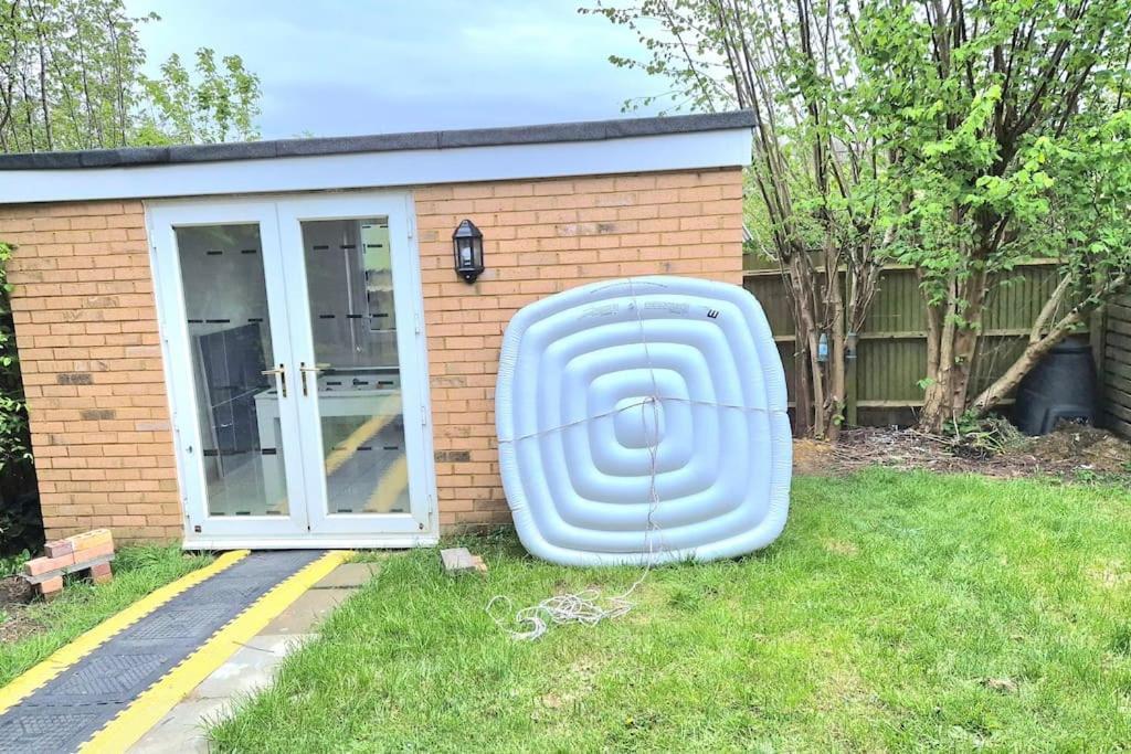 Pool, Drinks And A Hot Tub! Holiday home