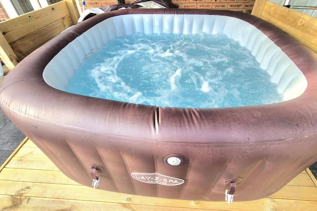 Pool, Drinks And A Hot Tub! Holiday home